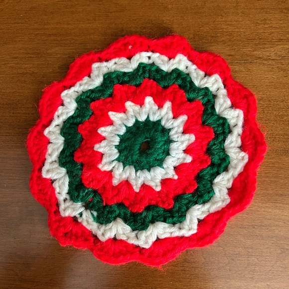 (4) Vintage Hand Made Crocheted red green and white pot holders, hot pads - Picture 4 of 5